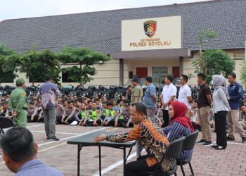 Kapolres gandheng KPU berikan pembekalan personil yang ditugaskan pengamanan TPS Pemilu 2024.
