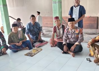 Polisi Dan BKO TNI Yonif 408, Gelar Jumat Curhat Bersama Tokoh Agama, Saat Patroli
