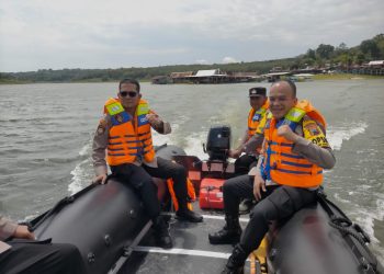 Dirpamobvit Polda Jateng Bersama Kapolres Boyolali Patroli Perairan Menghadapi Lebaran 2024: Antisipasi Kecelakaan Waduk Kedung Ombo