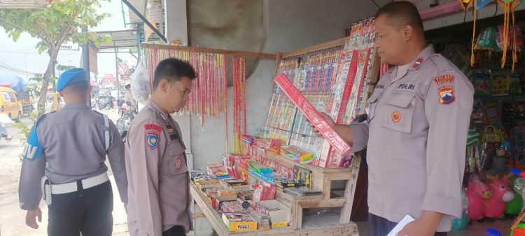 Polsek Cepogo Lakukan Operasi Ke Penjual Kembang Api: Antisipasi Penjualan Petasan