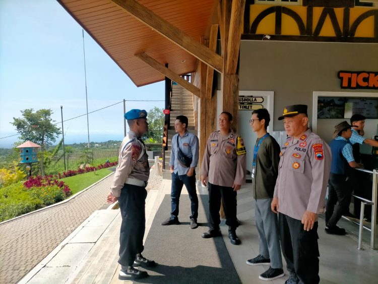 Polisi Cek Kesiapan Dan Kelengkapan Wisata, Serta Pos Pemantauan Lebaran 1445 H Di Wilayah Hukum Polsek Cepogo