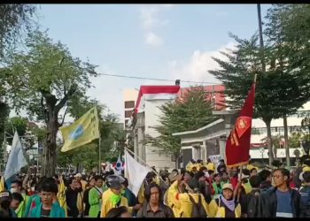 Bersama Jaga Ketertiban: Polri dan Mahasiswa Beri Teladan dalam Aksi di Tengah Kota