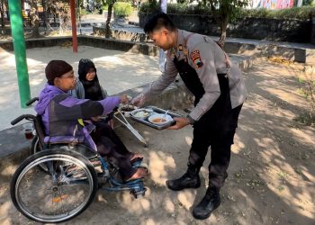300 Porsi Soto Ayam Ludes diserbu pengunjung di Warung makan gratis, yang disediakan oleh Anggota Polres Boyolali