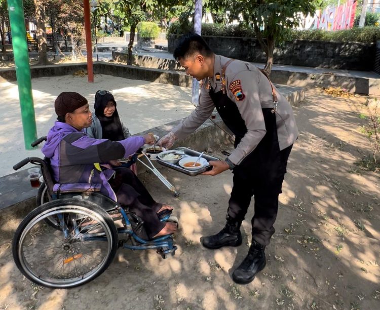 300 Porsi Soto Ayam Ludes diserbu pengunjung di Warung makan gratis, yang disediakan oleh Anggota Polres Boyolali
