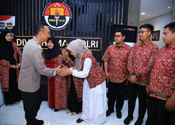 Jelang HUT Humas Polri, Irjen Pol Sandi Berangkatkan Anggotanya Umroh