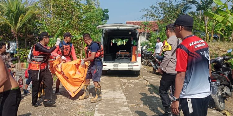 Polisi Bersama Tim SAR Akhirnya Temukan Jenazah Anak Tenggelam di Embung Krobokan Juwangi, Setelah Pencarian 12 Jam