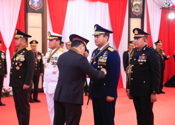 Pemberian Tanda Kehormatan Bintang Bhayangkara Utama (BBU) Wujud Komitmen Kokohnya Sinergisitas TNI-Polri Selama Ini