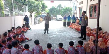 Antusias! 65 Siswa TK Aisyiah Ikuti Program Polisi Sahabat Anak di Polsek Ampel