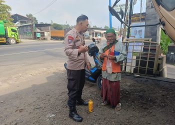 Polisi Peduli ODGJ: Pak Bhabin Ampel Sisihkan Waktu untuk Berbagi dengan Orang dengan Gangguan Jiwa