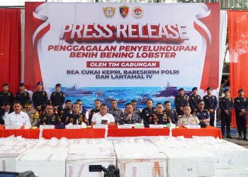 KONFERENSI PERS PENYELUDUPAN BENIH BENING LOBSTER SEBANYAK 237.305 BENIH BENING LOBSTER SENILAI 23,6 MILIAR RUPIAH