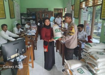 Cooling System Pasca Pemungutan Suara: Bhabinkamtibmas Monitoring Penyaluran Bantuan Pangan di Boyolali