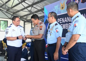 Kapolda Jateng Terima Brivet/Wingday Sport Pilot License Batch 7 Tahun 2024 di Lanud Adi Soemarmo