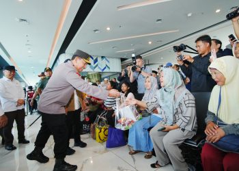 Kapolri Beri Bingkisan Bagi Petugas dan Penumpang di Pelabuhan Merak