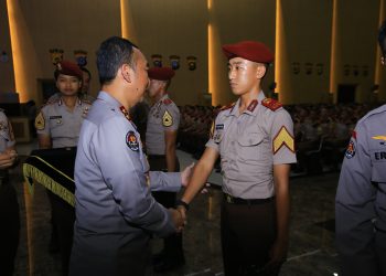 Kadivhumas Berikan Pin Brivet Kepada 10 Taruna Akpol Dengan Nilai Sertifikasi Kehumasan Terbaik