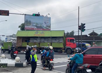 Satlantas Boyolali Kerja Keras: Insiden Truk Patah As Roda di Traffic Light Mojosongo