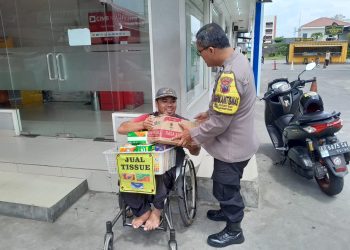 Polisi Di Polresta Surakarta Ini Beri Sembako Warga Kurang Mampu Tiap hari Dari Gajinya