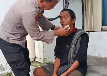 Polisi Humanis! Aipda Bantu Wibawa Rawat ODGJ dan Bagikan Nasi Bungkus untuk ODGJ