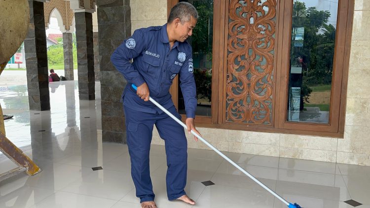 Anggota Polri 15 Tahun Jadi Marbot Masjid, Dialah Aiptu Suwarjo Polisi Dari Rembang