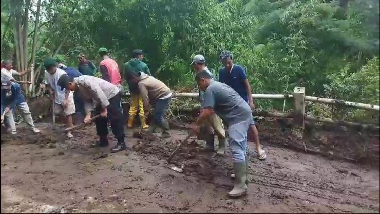 Tanggap Bencana! Polsek Musuk dan BPBD Bersihkan Longsor Timbun Jalanan