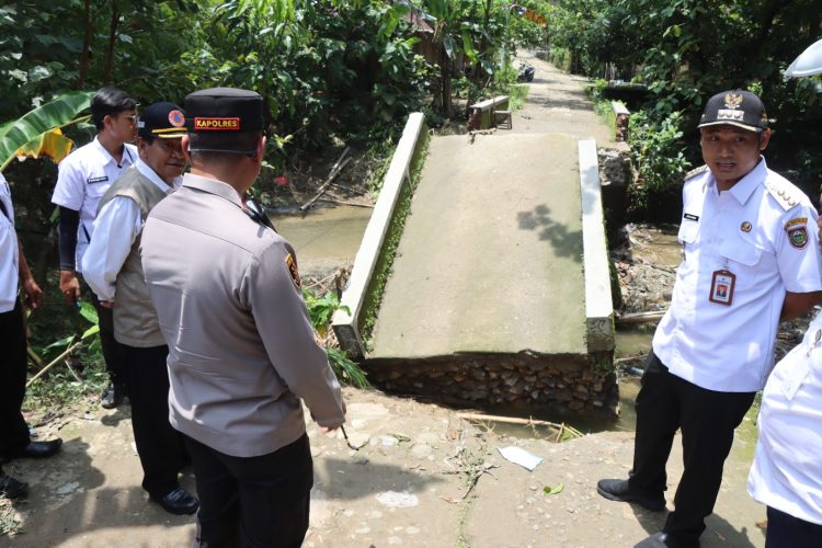 Kapolres Boyolali Bersama Bupati Tinjau Jembatan Putus di Desa Kendel, Kemusu