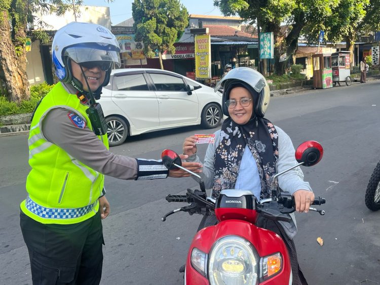 “Mudik Aman, Keluarga Nyaman” Satlantas Boyolali Sosialisasikan Aturan Lalu Lintas dan Layanan Polri