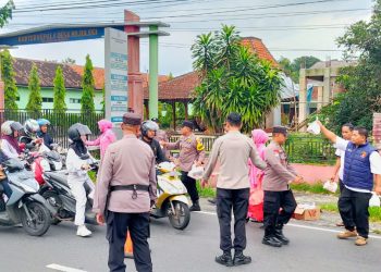 Berbagi Berkah Ramadhan, Polsek Teras dan Bhayangkari Bagikan Takjil di Depan Mapolsek Teras