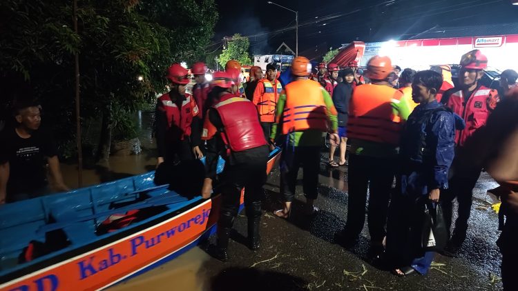 Brimob Polda Jateng Hadir di Garis Depan Tangani Longsor dan Banjir di Purworejo Agar Arus Mudik Lancar