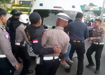 Aksi Heroik Polisi Tangani Kecelakaan saat Macet Parah di Puncak/Okezone