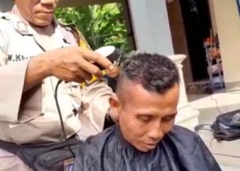 Sosok Bripka Kuwat, Polisi Dari Kebumen, Senang Layani Cukur Rambut ODGJ
