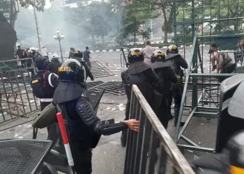 Aksi Damai May Day di Semarang Diprovokasi Kelompok Anarkis di Luar Buruh, Lempar Batu dan Rusak Pagar Pembatas