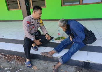 Aipda Bantu Wibawa Tunjukkan Kepedulian, Berikan Makan & Minum kepada Tuna Wisma dan ODGJ di Jalanan