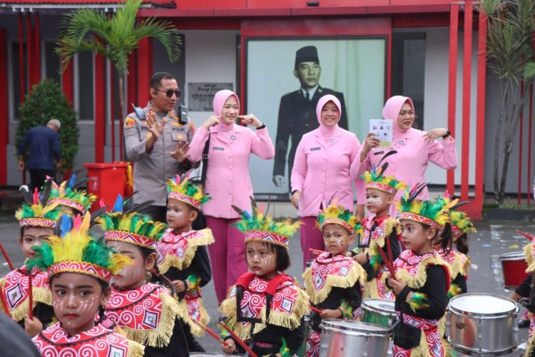Kapolres Boyolali Turun Langsung Beri Semangat Peserta Karnaval TK se-Kecamatan Boyolali