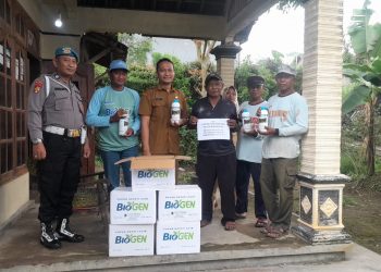 Dukung Ketahanan Pangan Nasional, Bhabinkamtibmas Distribusikan Pupuk Biogen ke 18 Kelompok Tani