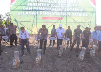 Dukung Ketahanan Pangan, Kapolres Boyolali Bersama Forkopimda Tanam Jagung di Lahan Perhutanan Sosial Wonosamodro
