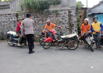 Dekatkan Diri ke Masyarakat, Bhabinkamtibmas Selo Sambangi Lahan Pertanian