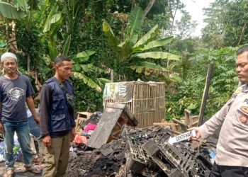 Respon Cepat Polsek Gladagsari Tangani Musibah Kebakaran di Sampetan, Kapolsek Imbau Warga Waspada di Musim Kemarau