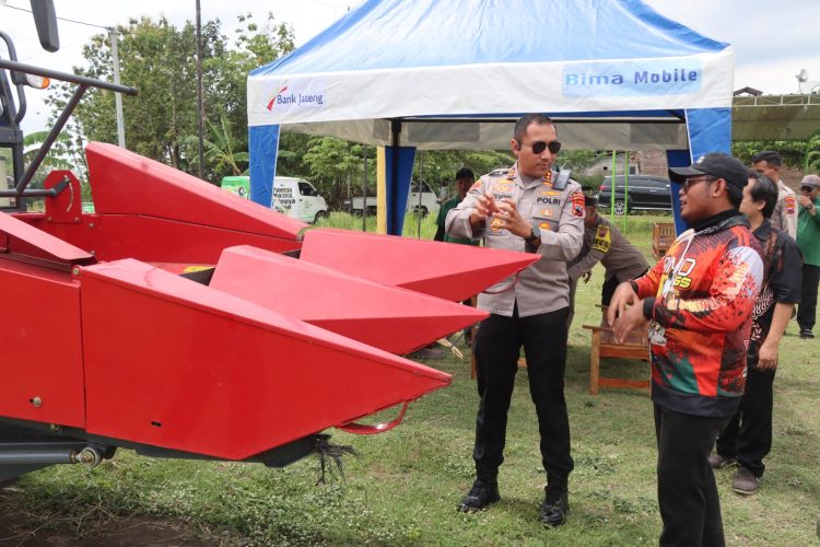 Panen Jagung secara Simbolis, Kapolres Boyolali dengan Pengelola Lahan Brigjen TNI (Purn) Wirana bersama Petani Lokal