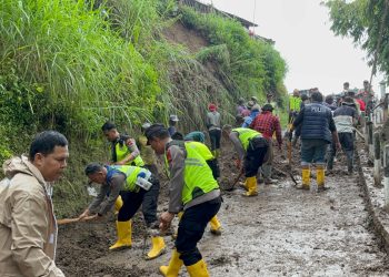 Polres Boyolali Bersama TNI dan Masyarakat Gotong Royong Bersihkan Material Longsor di Desa Wonodoyo