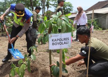 Kapolres Boyolali dan Forkopimda Gerakkan Penanaman Pohon Serentak HMPI 2025 sebagai Upaya Kolektif Cegah Bencana