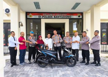 Motor hilang saat  melaksakan ibadah  sholat subuh, Pedagang Cilok mendapatkan sepeda motor baru dari Kapolres Boyolali