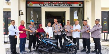 Motor hilang saat melaksakan ibadah sholat subuh, Pedagang Cilok mendapatkan sepeda motor baru dari Kapolres Boyolali