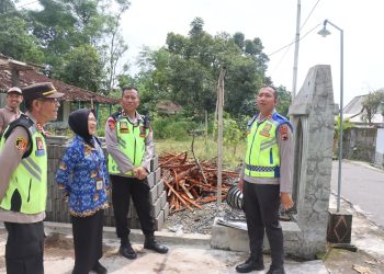 Kapolres pimpin pasukan siaga Bhayangkara Polres Boyolali membantu warga terdampak puting beliung di Pusporenggo