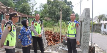 Kapolres pimpin pasukan siaga Bhayangkara Polres Boyolali membantu warga terdampak puting beliung di Pusporenggo