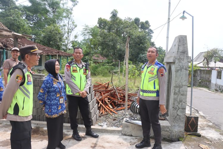 Kapolres pimpin pasukan siaga Bhayangkara Polres Boyolali membantu warga terdampak puting beliung di Pusporenggo