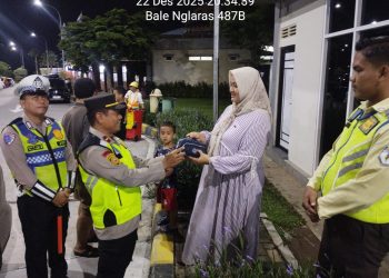 Berikan pelayanan prima Anggota pos pelayanan rest area 487 B Boyolali menemukan dan mengembalikan dompet pada pengunjung