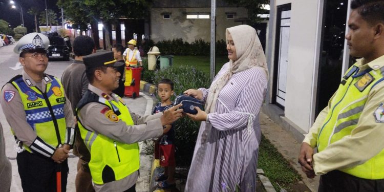 Berikan pelayanan prima Anggota pos pelayanan rest area 487 B Boyolali menemukan dan mengembalikan dompet pada pengunjung