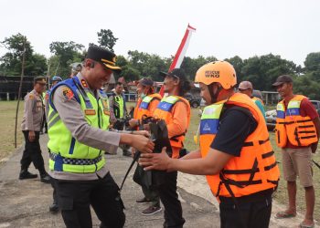 Serahkan Bantuan Life jacket dan sembako kepada Tim SAR Wana wisata Waduk Kedung ombo di Kemusu, Kapolres Apresiasi personel Tim SAR