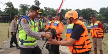 Serahkan Bantuan Life jacket dan sembako kepada Tim SAR Wana wisata Waduk Kedung ombo di Kemusu, Kapolres Apresiasi personel Tim SAR