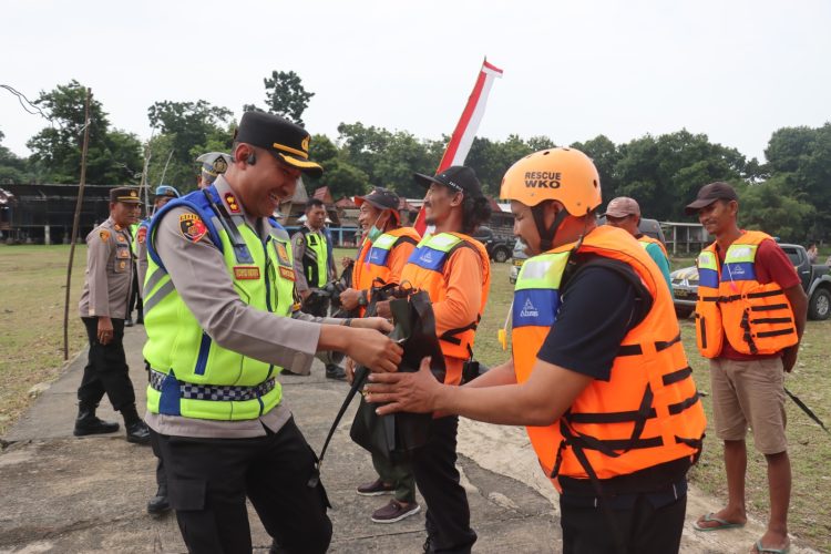 Serahkan Bantuan Life jacket dan sembako kepada Tim SAR Wana wisata Waduk Kedung ombo di Kemusu, Kapolres Apresiasi personel Tim SAR