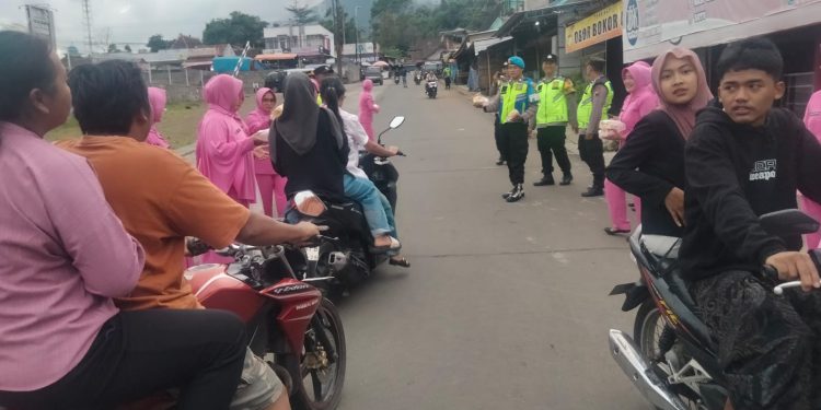 Polsek Cepogo Tebar Kepedulian Ramadan, Bagikan Takjil untuk Warga dan Pengguna Jalan